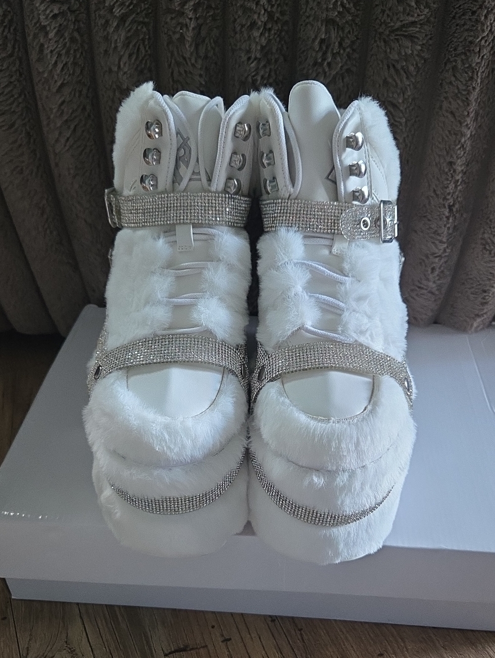 YRU | Qozmo Bondage Bling Fur - White - Picture 6 of 9